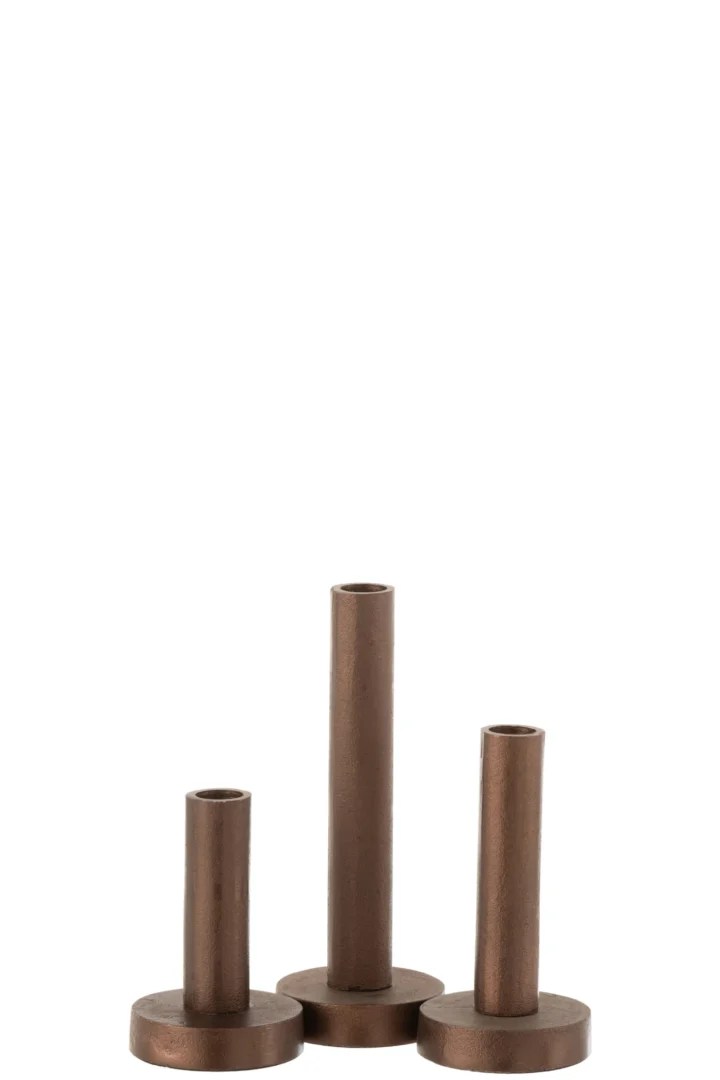 De Kaarsenhouder Modern Metaal Donkerbruin Set 3 bestaat uit drie donkerbruine metalen kandelaars van verschillende hoogte, elk met een ronde basis en cilindrische steel, dicht op elkaar geplaatst op een effen witte achtergrond.