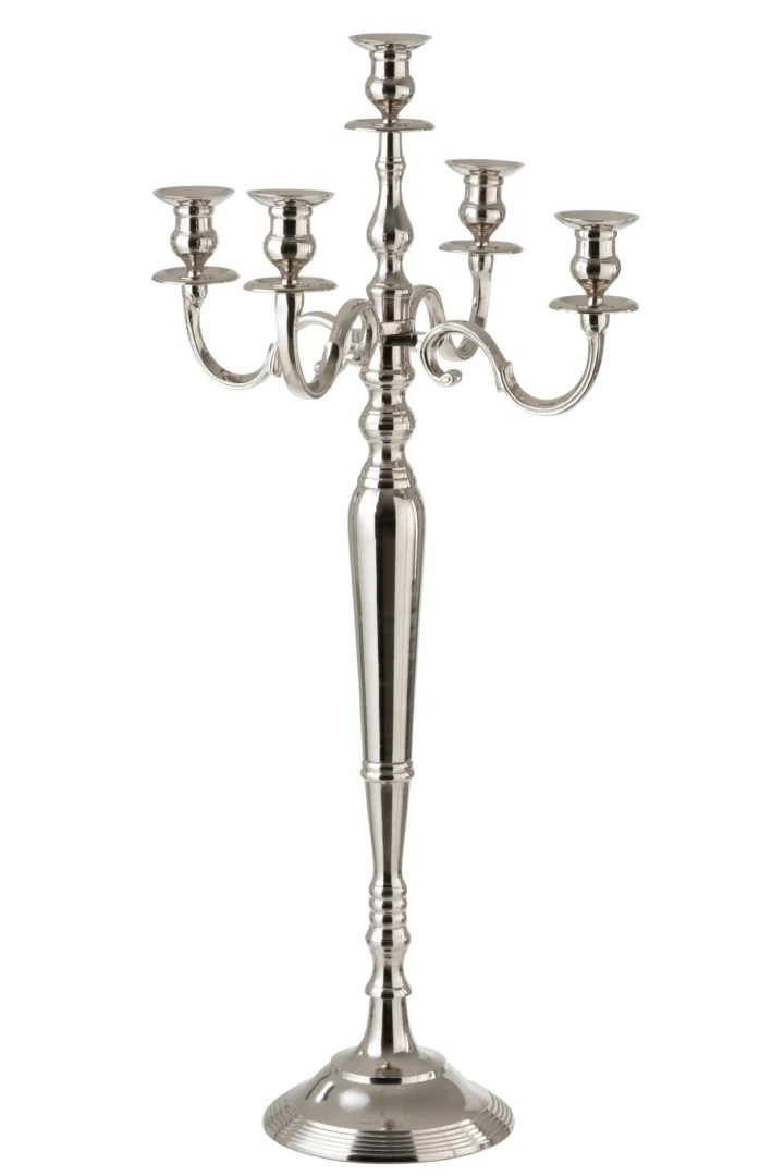 De Kaarsenhouder 5 Armen Klassiek Aluminium Zilver Groot is een hoge, sierlijke zilveren kandelaar met vijf kandelaars en een gepolijste afwerking, staande op een ronde voet.