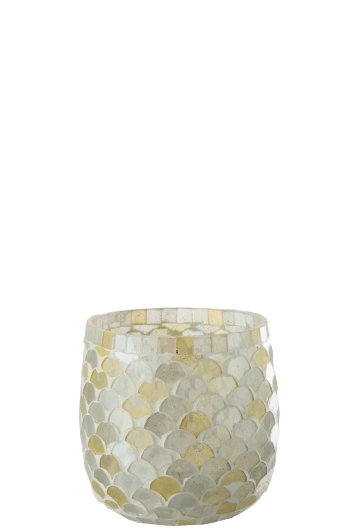 De Kaarsenhouder Orkaan Mozaïekglas Wit Lichtgeel Medium is een ronde glazen kandelaar met een mozaïekpatroon in wit en lichtgeel tegen een effen witte achtergrond.