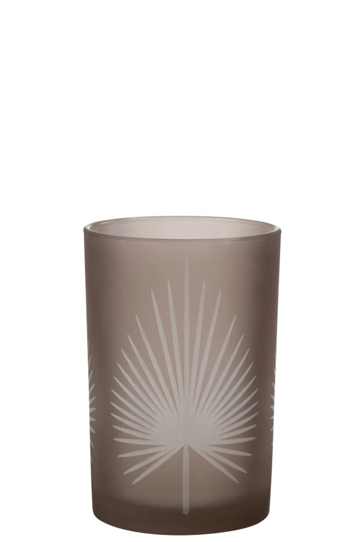 De Kaarsenhouder Orkaan Palmblad Glas Beige Groot is een grote beige matglazen kandelaar met een matte afwerking en een geëtst wit palmbladerenontwerp.