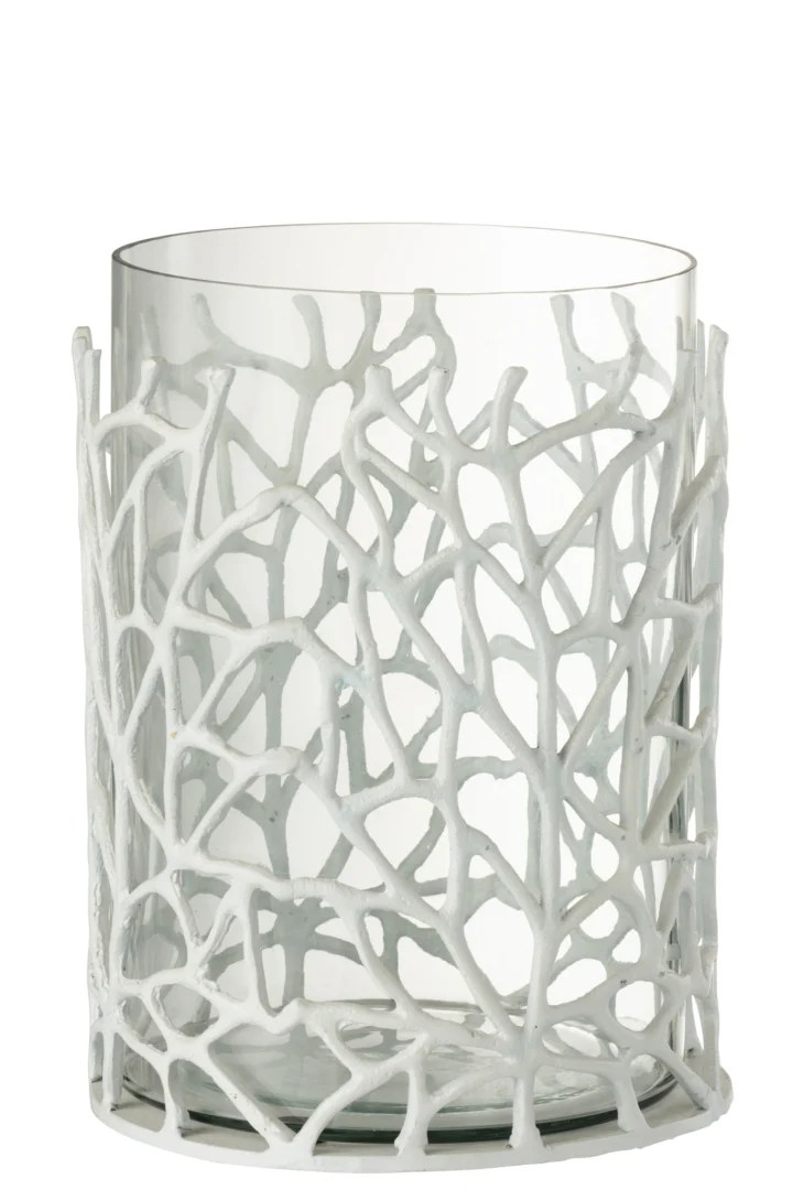 De Kaarsenhouder Orkaan Zee Metaal Wit heeft een vaas van helder glas in een ingewikkeld wit metalen frame, geïnspireerd op koraal of boomtakken, waardoor een decoratief en modern accent ontstaat.