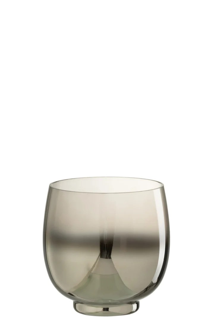 De Kaarsenhouder Orkaan Ronde Glas Rook Grijs Zilver Medium is een ronde, rookgrijze glazen vaas met een korte, brede basis en glanzende afwerking, afgebeeld tegen een effen witte achtergrond.