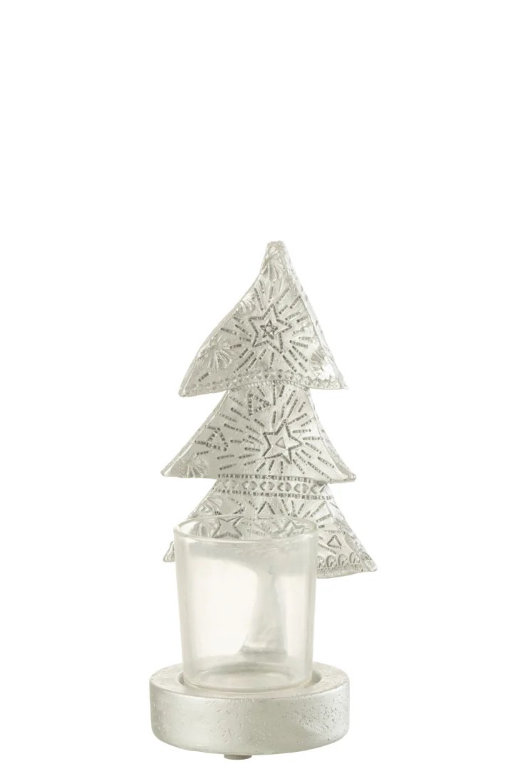 De Kaarsenhouder Kerstboom Poly Zilver Klein, een kleine zilveren kerstboomkandelaar met sterpatronen, staat op een ronde witte voet achter matglas.