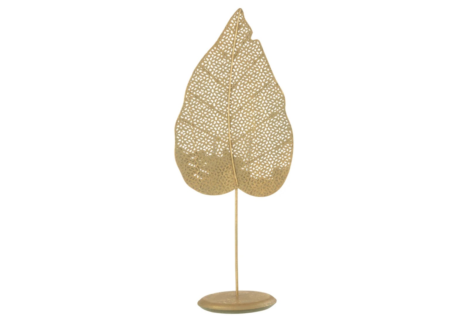 Theelichthouder Blad Metaal Goud Groot is een decoratieve sculptuur van bladgoud met ingewikkelde uitgesneden patronen, die rechtop staat op een dunne staaf die aan een ronde voet is bevestigd.