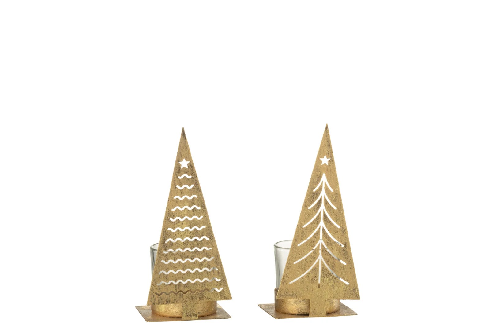 Theelichthouder Kerstboom Metaal Goud Set 2: twee goudmetalen kerstboomkandelaars met uitgesneden motieven, elk met een glazen votief achter de boom op vierkante voet, tegen een witte achtergrond.