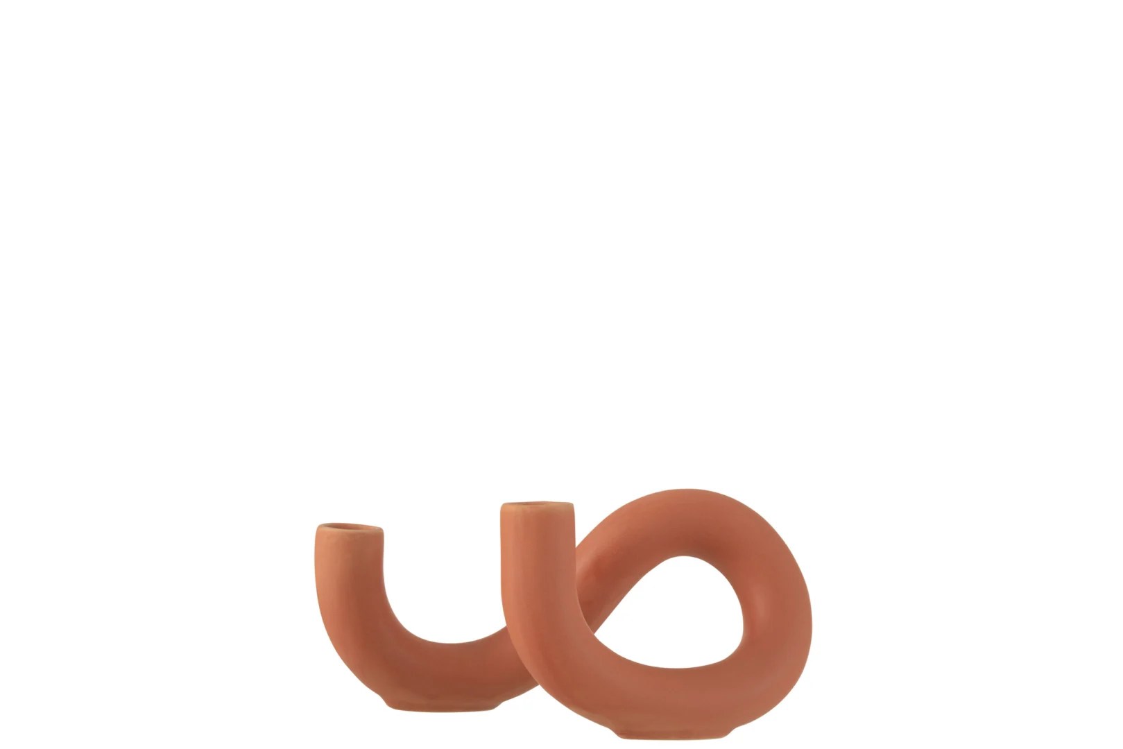 De Kaarsenhouder Torsion Keramiek Oranje 2 Kaarsen is een moderne, sculpturale terracotta kandelaar met een gedraaide vorm en twee open uiteinden, tegen een effen witte achtergrond.
