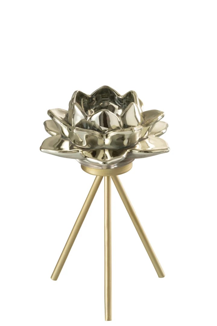 Een kleine grijze glazen lotusvormige theelichthouder op een driepotige gouden standaard, geïsoleerd op een witte achtergrond. Productnaam: Theelichthouder Op Voet Bloem Glas Grijs Klein.
