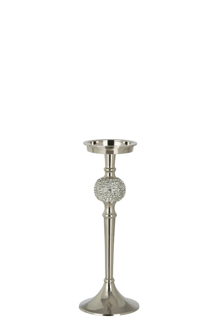De Kaarsenhouder Op Voet Diamant Glas Zilver Klein is een hoge, zilveren kandelaar met een uitlopende voet en een glazen diamantbol met structuur in het midden, met een elegante, glanzende afwerking voor een moderne look.