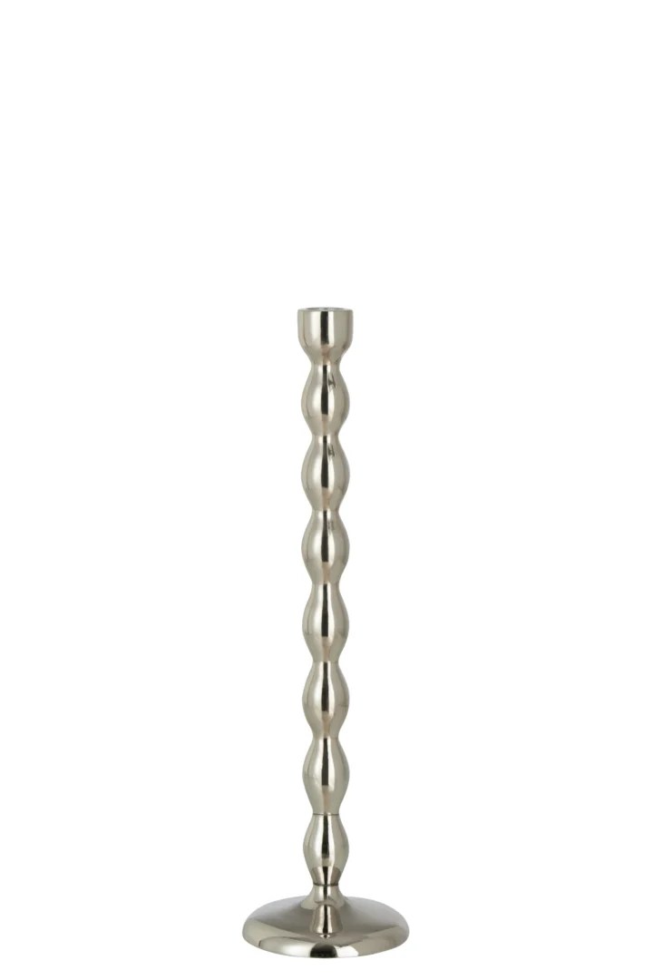 De Kandelaar Bol Aluminium Zilver Groot is een zilveren, metalen kandelaar met een golvende, bolvormige steel en ronde voet, rechtopstaand tegen een effen witte achtergrond.