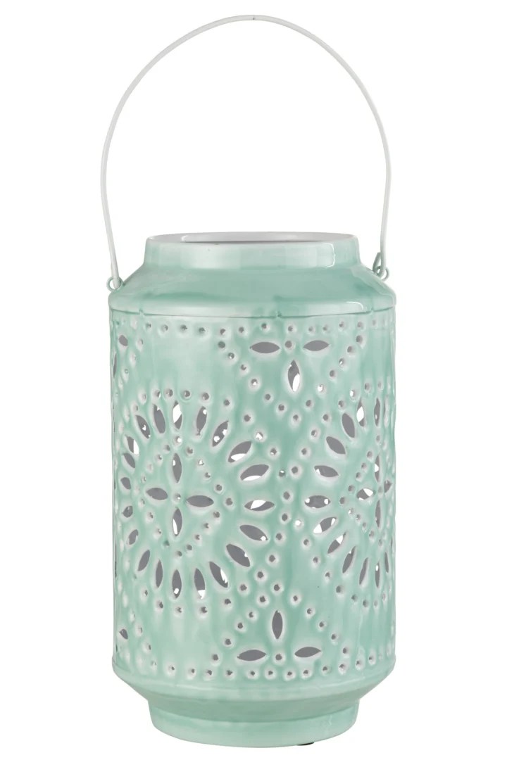 De Lantaarn Hoog IJzer Blauw is een blauwe ijzeren lantaarn met gedetailleerde uitgesneden patronen en een wit metalen handvat, perfect voor het vasthouden van een kaars of een lampje, afgebeeld tegen een effen witte achtergrond.