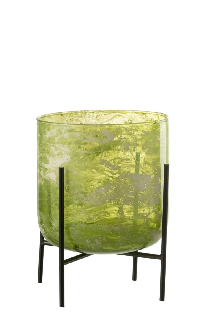 De Kaarsenhouder Orkaan Stand Glas Marmer Groen Groot heeft een doorschijnend groen gemarmerd glazen ontwerp, in een zwart metalen standaard met vier poten, tegen een witte achtergrond.