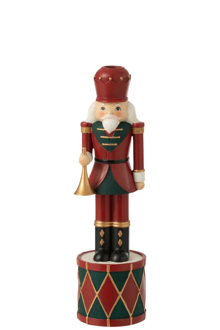 De Kaarsenhouder Notenkraker Hars Rood Groen Groot is een lange houten notenkraker met een witte baard en gouden accenten, gekleed in een rood en groen uniform, staand op een trommel en met een gouden trompet in de hand, terwijl hij een rode hoed draagt.