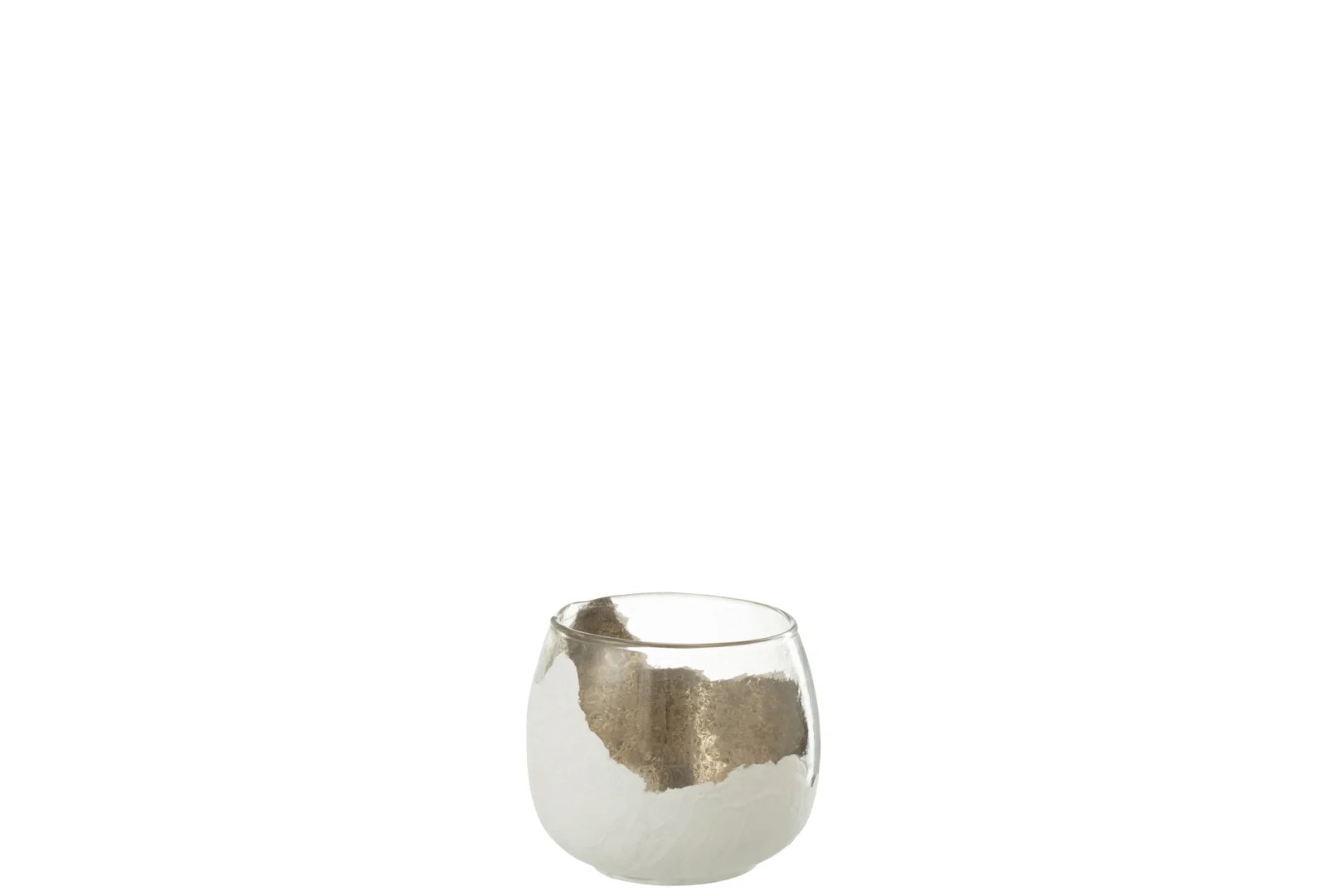 De Kaarsenhouder Golvend Glas Transparant Wit Klein is een kleine, ronde houder van helder glas met een ongelijkmatig zilvermetallic ontwerp op de onderste helft, tegen een effen witte achtergrond.