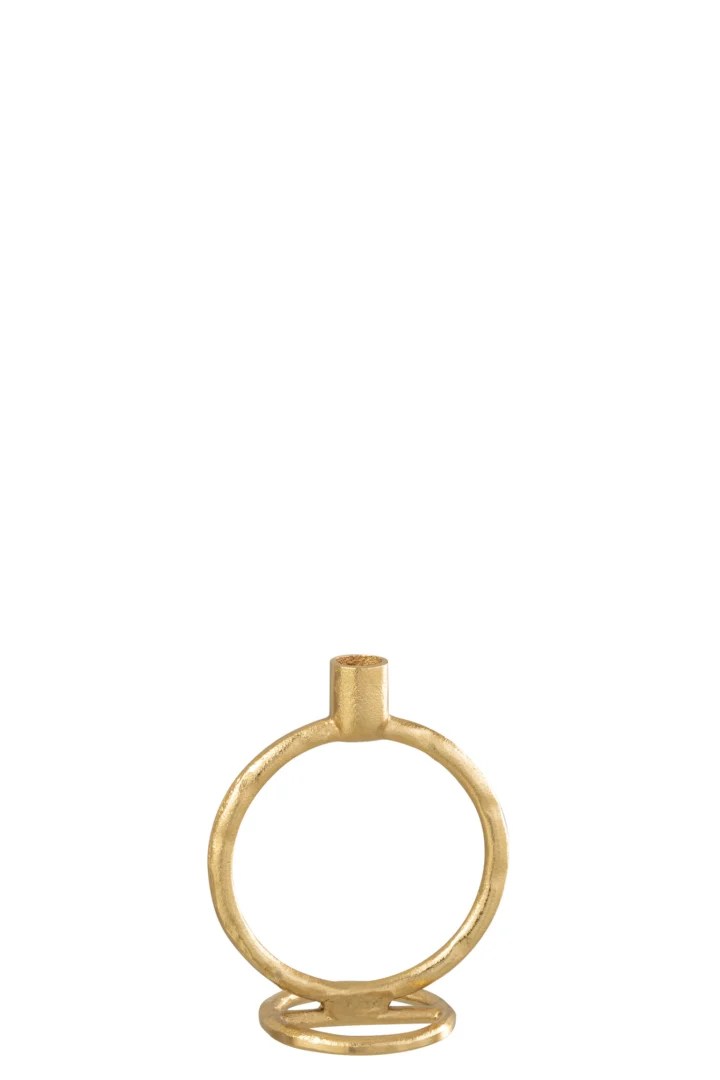 De Kaarsenhouder Ring Aluminium Goud Groot is een goudmetalen kandelaar met een cirkelvormig ontwerp en een kleine cilindrische top, staande op een platte ronde voet, afgebeeld tegen een witte achtergrond.