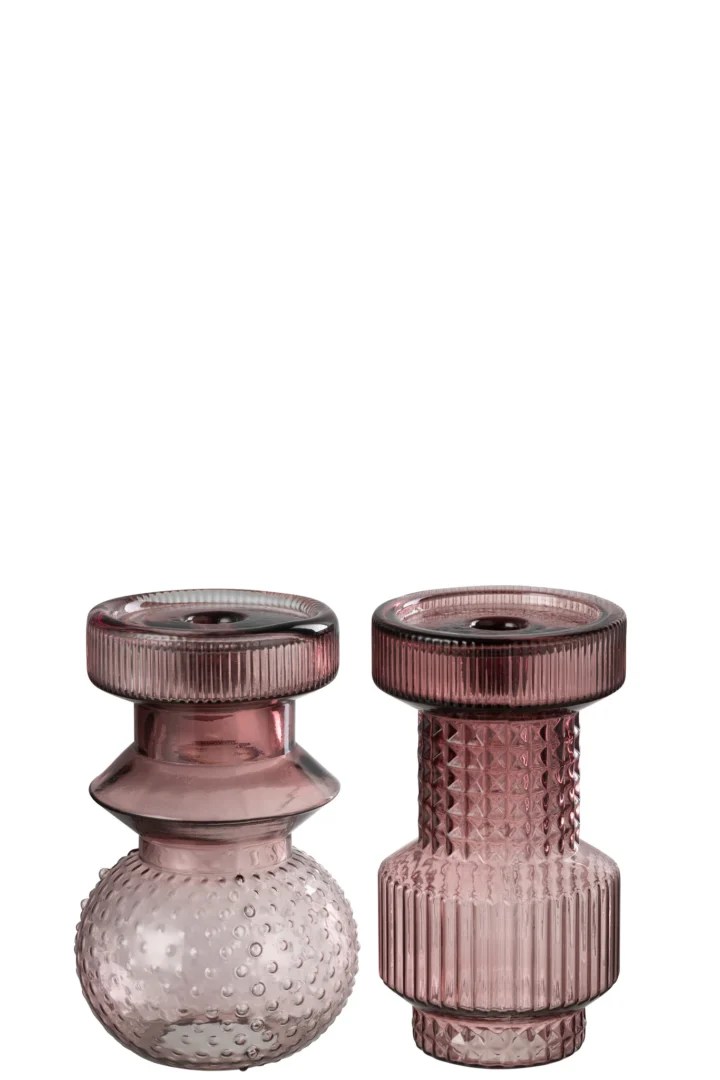 De Kaarsenhouder Geometrisch Glas Roze Set 2 bestaat uit twee roze glazen kandelaars: een ronde met een bubbelachtige textuur en een cilindervormige met een geometrisch patroon, beide met een brede, geribbelde bovenkant.
