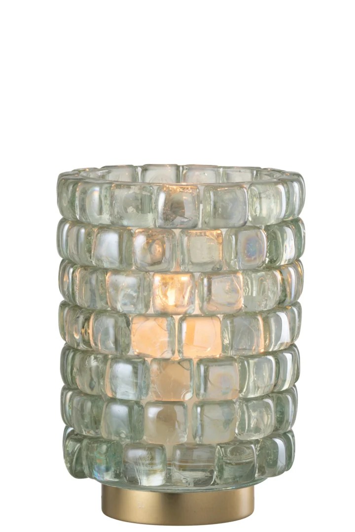 De Kaarsenhouder Orkaan Vierkant Mozaïekglas Transparant Groot is een glazen kandelaar met een raster van vierkante blokken en een brandende kaars erin, rustend op een ronde metalen voet.