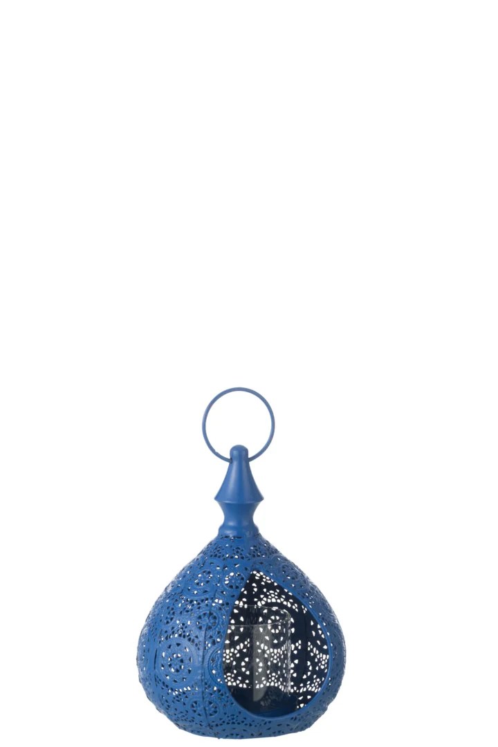 Theelichthouder Druppel Metaal Glas Blauw Klein: een decoratieve lantaarn van blauw metaal en glas met ingewikkelde uitgesneden motieven, een druppelvorm en een rond handvat aan de bovenkant, rechtopstaand tegen een witte achtergrond.