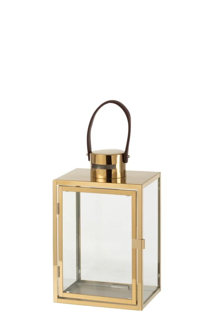 De Kaarsenhouder Lantaarn Rechthoekig Glas Goud is een gouden rechthoekige lantaarn met helder glazen panelen, een scharnierende voordeur en een bruin leren handvat bovenop, met een modern minimalistisch ontwerp. Gefotografeerd tegen een witte achtergrond.
