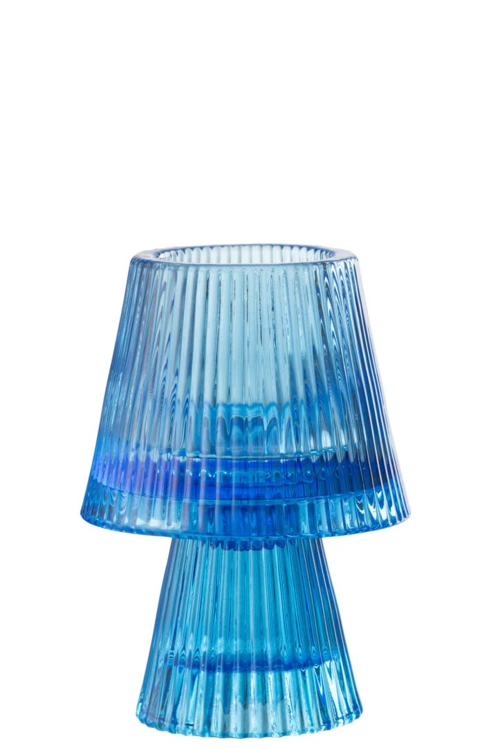 De Kaarsenhouder Hoed Glas Blauw is een moderne kandelaar van doorschijnend blauw glas met een geplooide textuur en een uitlopende voet, afgebeeld tegen een witte achtergrond.