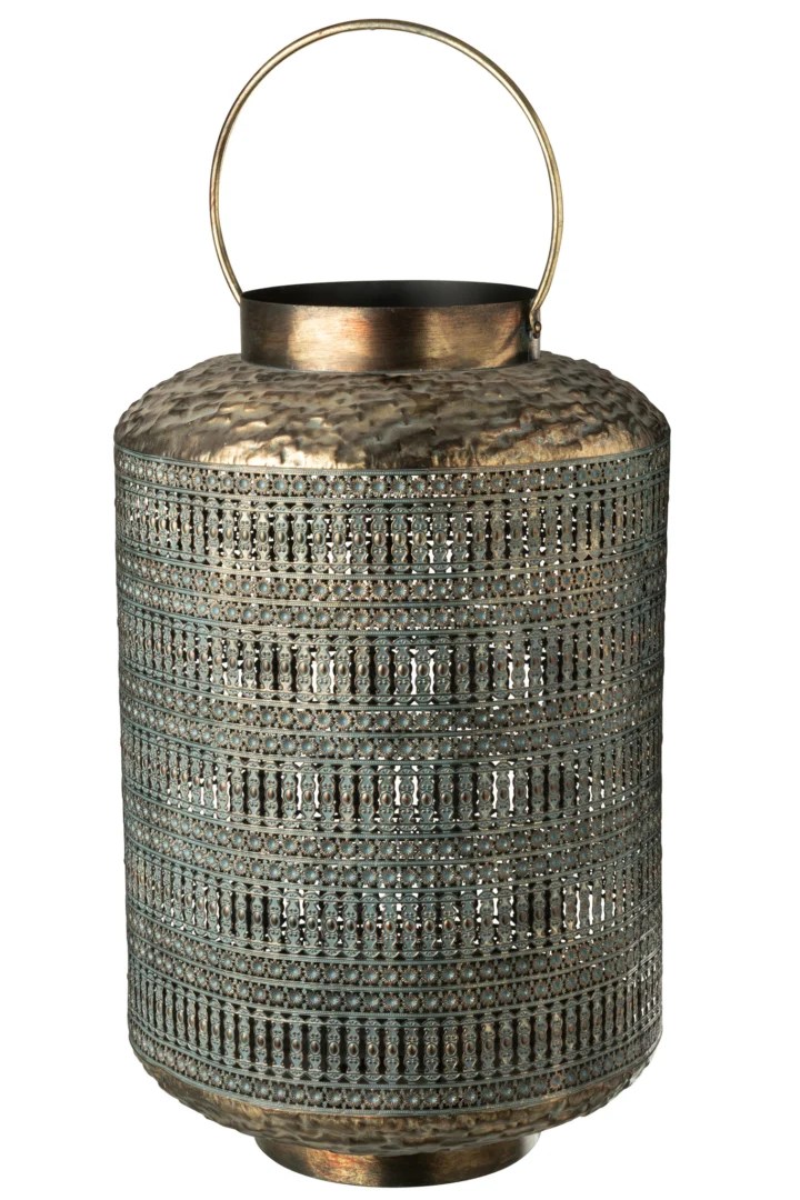 De Lantaarn Cilinder Antiek IJzer Brons Groot is een metalen lantaarn met een cilindrisch, gestructureerd lichaam, gedetailleerde uitgesneden patronen, een ronde bovengreep en een antieke rustieke afwerking in brons en blauwgroene tinten.