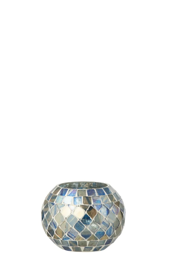 Theelichthouder Mozaïekglas Grijs/Blauw is een ronde kandelaar met een mozaïekpatroon in blauw-, grijs- en wittinten, met een brede opening en een licht afgeplatte vorm.