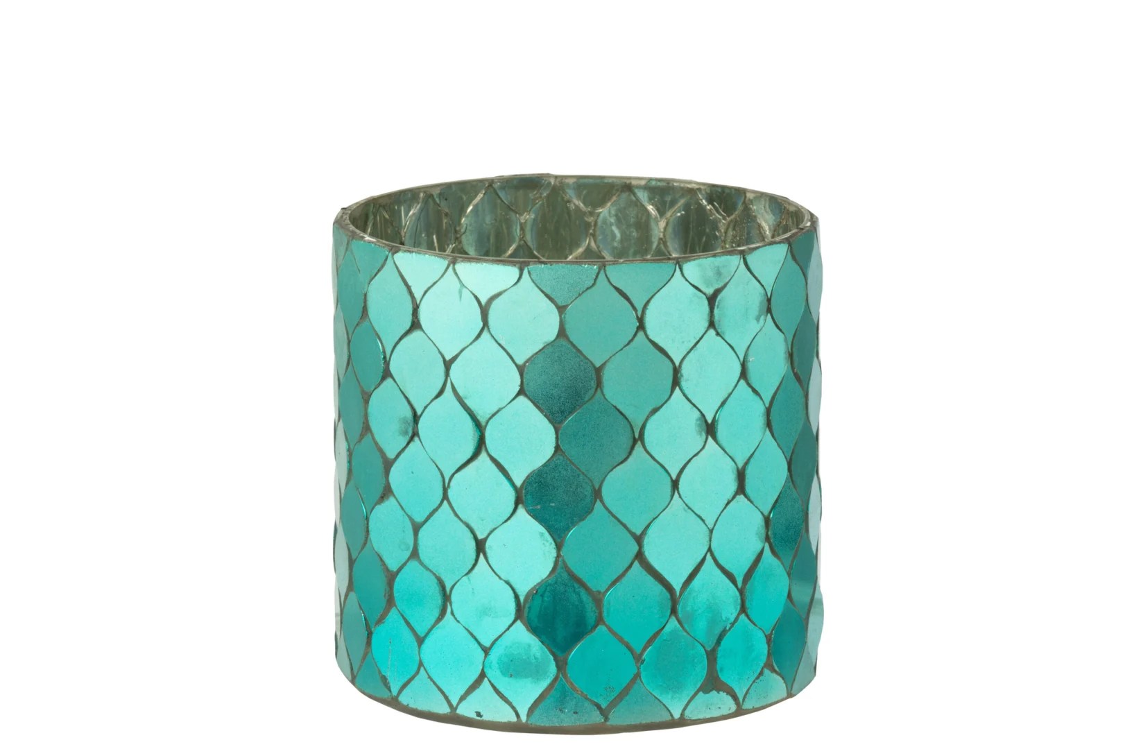 De Kaarsenhouder Cilinder Mozaïekglas Azuurblauw is een cilindervormige groenblauwe kandelaar met een glinsterend, schaalachtig mozaïekpatroon aan de buitenkant, dat doet denken aan schubben van zeemeerminnen of vissen, tegen een witte achtergrond.