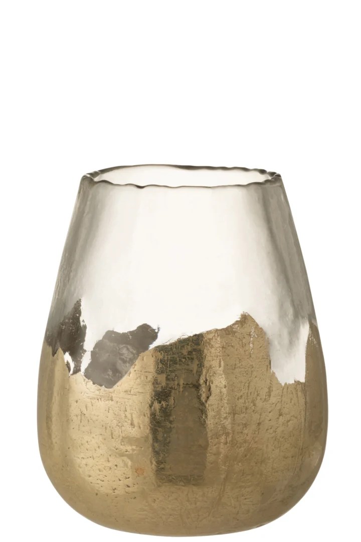 De Theelichthouder Zoe Glas Goud Groot is een houder van helder glas met een subtiel oneffen rand en een goudkleurige textuurbasis die overgaat in het transparante glas.