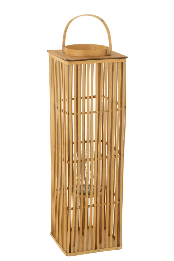 De Lantaarn Lang Bamboe Natuurlijk is een hoge, rechthoekige bamboelantaarn met verticale lamellen, een handvat aan de bovenkant en een glazen binnenhouder voor een kaars.