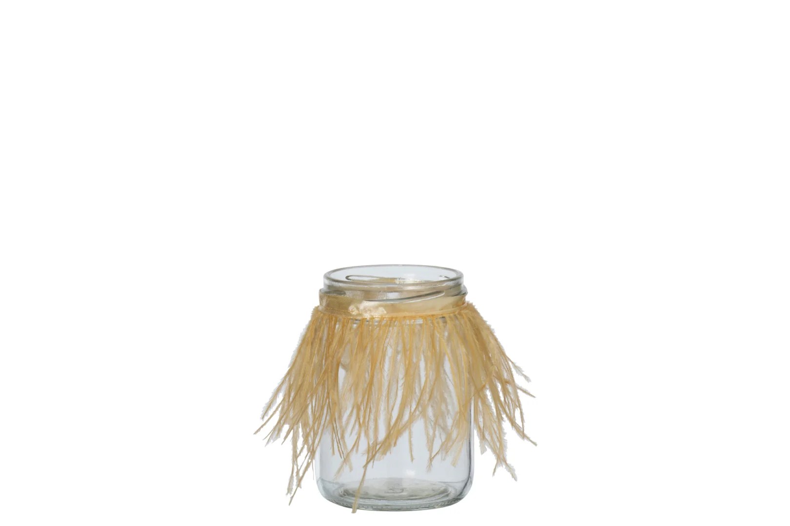 De Theelichthouder Veren Glas Oker Klein is een kandelaar van helder glas versierd met een band van raffia die om de hals is gebonden, met strengen die naar beneden hangen voor een decoratief tintje.