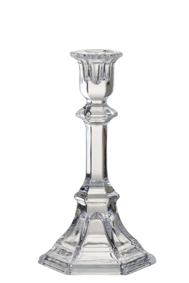 De Kandelaar Klassiek Glas Transparant Groot is een kandelaar van helder glas met een zeshoekige voet en een facetgeslepen ontwerp, rechtopstaand tegen een witte achtergrond.