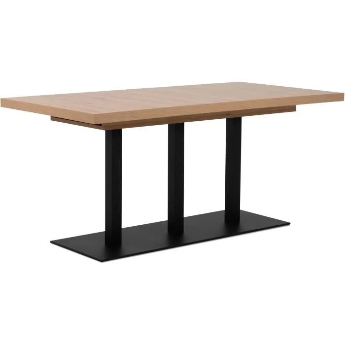 De Uitschuifbare Eettafel Quadrato Eiken Zwart 160-240 cm is een moderne rechthoekige eettafel met een licht eikenhouten blad, drie zwarte verticale metalen poten en een breed zwart metalen onderstel.