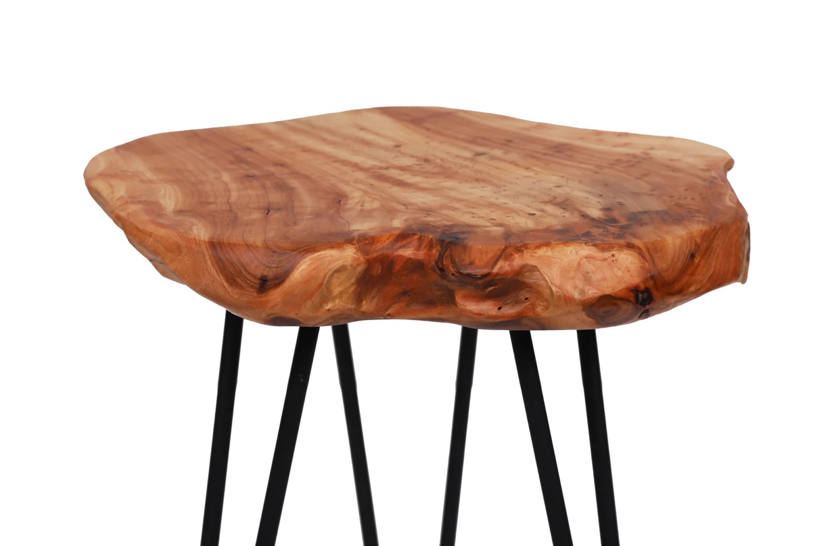 De Bijzettafel Ijzer Compact is een klein tafeltje met een natuurlijk, onregelmatig houten blad en zwarte metalen haarspeldpoten, tegen een witte achtergrond.