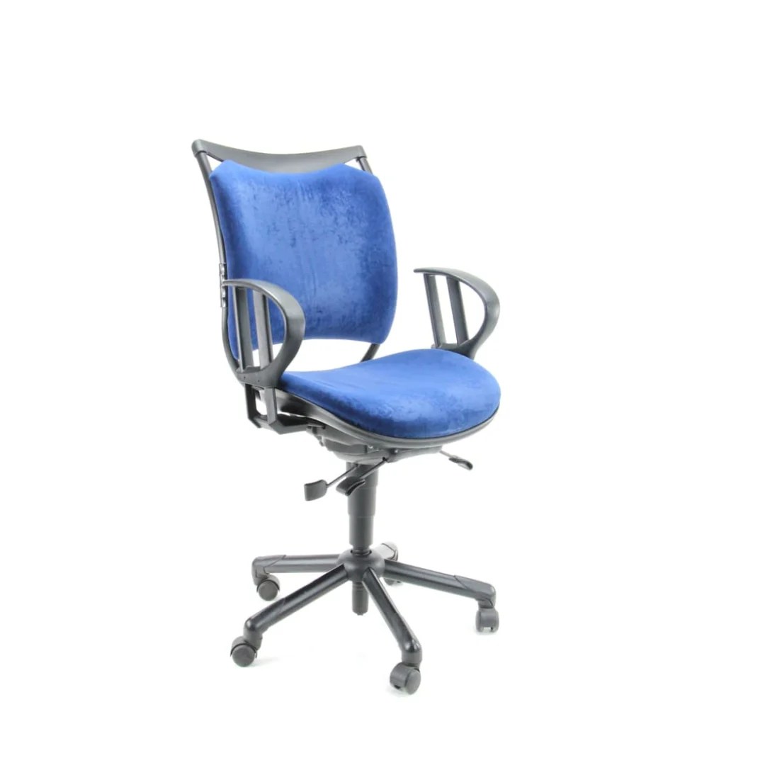 Bureaustoel Interstuhl Gereviseerde Blauw: blauw gedempte bureaustoel met zwarte armleuningen, een zwart frame en een onderstel met vijf wielen, getoond op een witte achtergrond.
