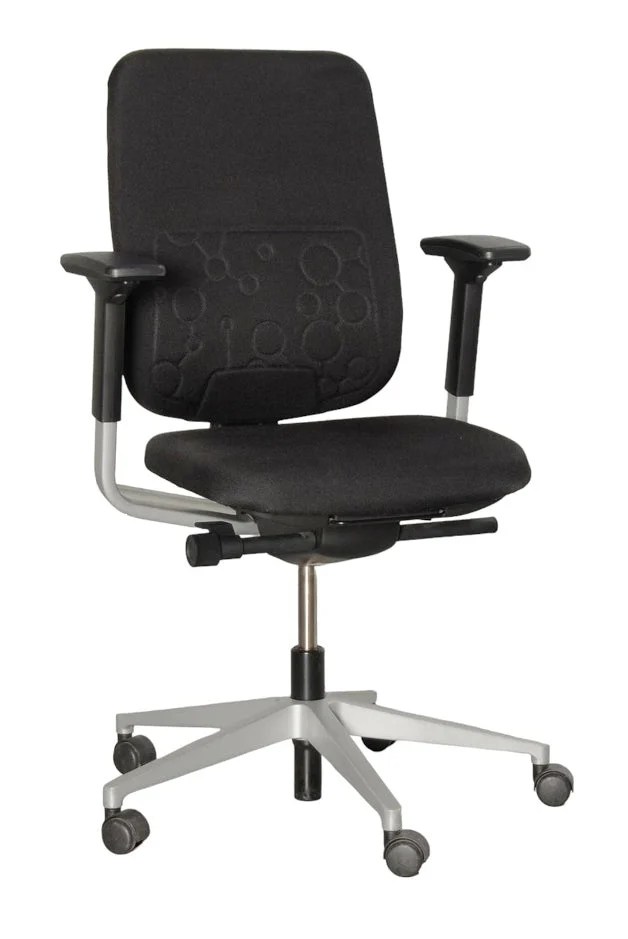 De Bureaustoel Steelcase is een moderne zwarte bureaustoel met gereviseerde armleuningen, een zachte zitting en rugleuning, vijf zwenkwielen en een zilver metalen onderstel, afgebeeld tegen een witte achtergrond.