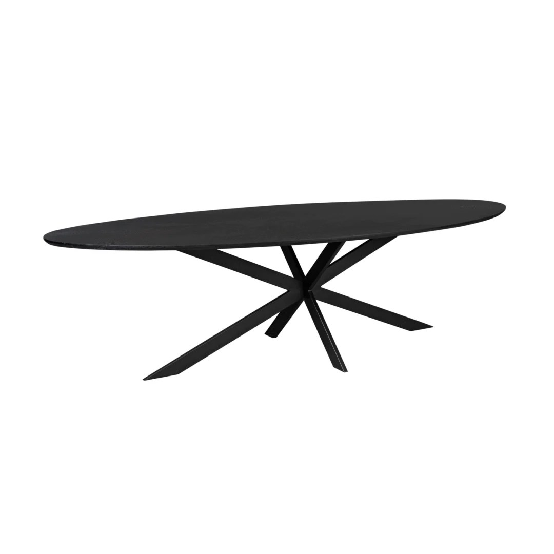 De Eiken eettafel Ferris is een moderne zwarte ovale tafel van 280 cm lang met een glad blad en een uniek geometrisch stervormig onderstel tegen een witte achtergrond.