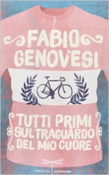 Niet alleen in het Nederlands worden prachtige wielerboeken uitgegeven, ook de taal van de koers, het Italiaans kent een rijke geschiedenis als het over&nbsp;wielerliteratuur gaat. Daarom deze gewaagde tip: in dit boek neemt Fabio Genovesi u mee tijdens zijn roadtrip in de Giro d'Italia van 2013. Een niet-alledaags 'On the road'-verhaal, helaas (voorlopig) enkel voor mensen die het Italiaans vaardig zijn. Uitgegeven bij: Mondadori - Prijs: &euro;10,00