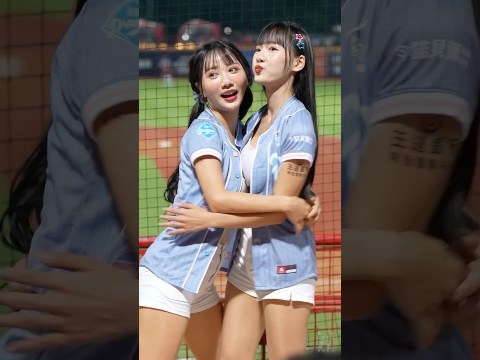 抱きしめ合う2人。小珍奶 ( しゃおじぇんない ) Queena #dragonbeauties #台湾チア 天母棒球場 2024/8/30【台湾チアTV】