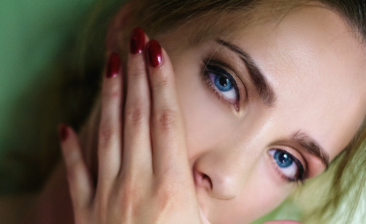 Threading classes learn the newest old way to remove unwanted hair