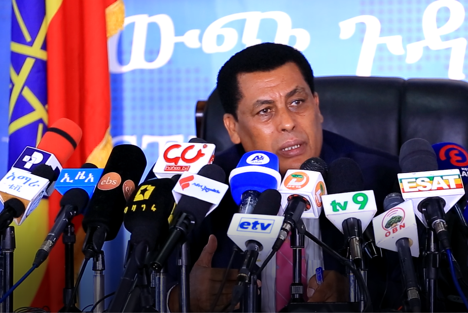 المتحدث باسم الخارجية الإثيوبية السفير دينا مفتى خلال المؤتمر الصحفي