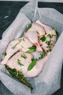 Kippenbouten met wijn en kruiden Kippenbouten met wijn en kruiden