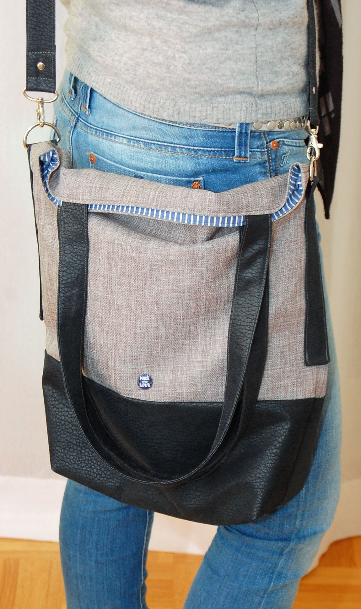 Schultertasche in grau blau