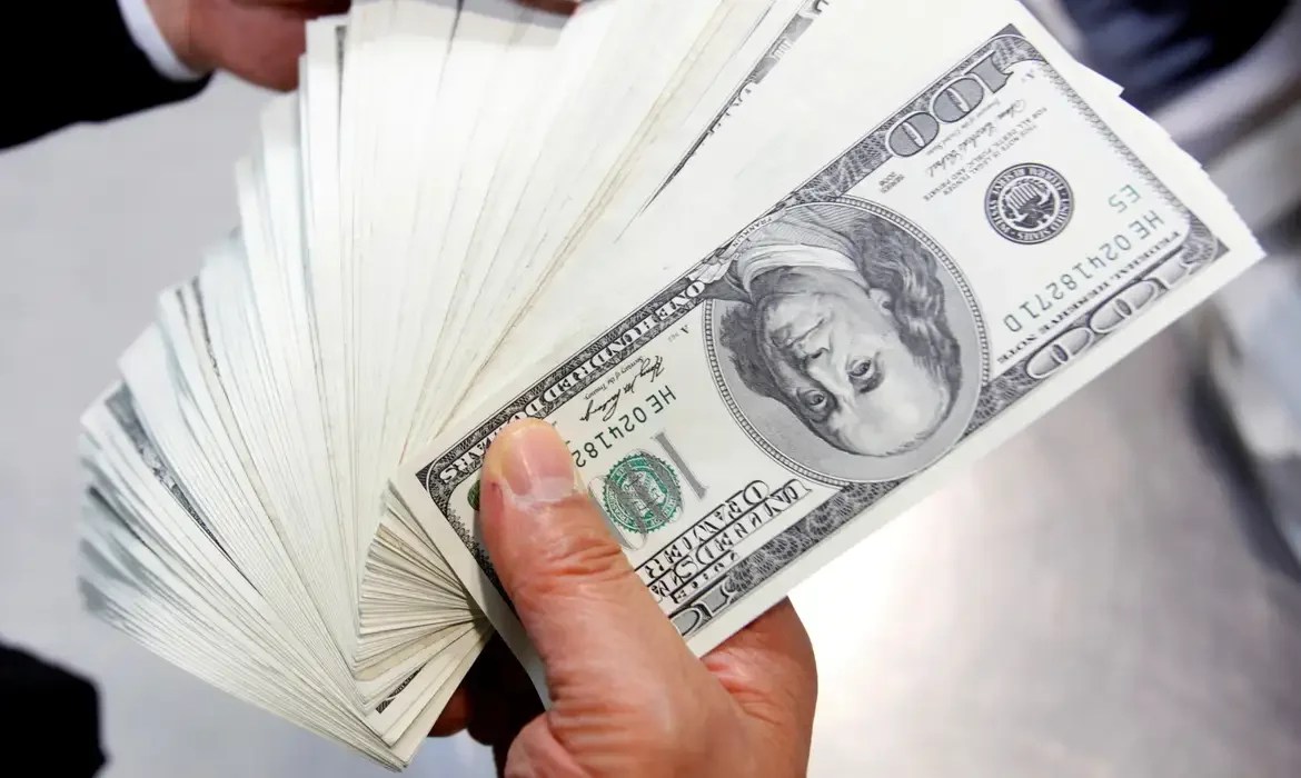 Bolsa sobe 1,45% na semana com Vale e Itaú; dólar cai a R$ 5,65 com cenário externo