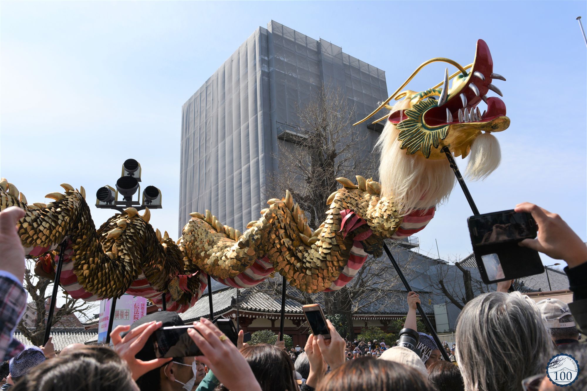 Heisei#5] The golden dragon dance in Asakusa's Senso-ji - Nippon100