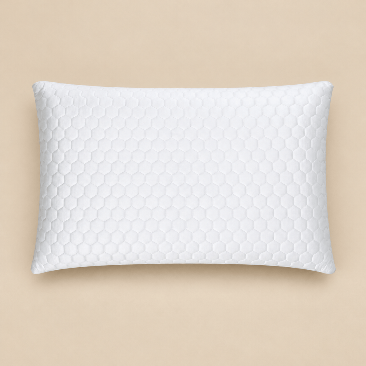 Plump traagschuim hoofdkussen – 40 × 60 cm op zandbeige achtergrond