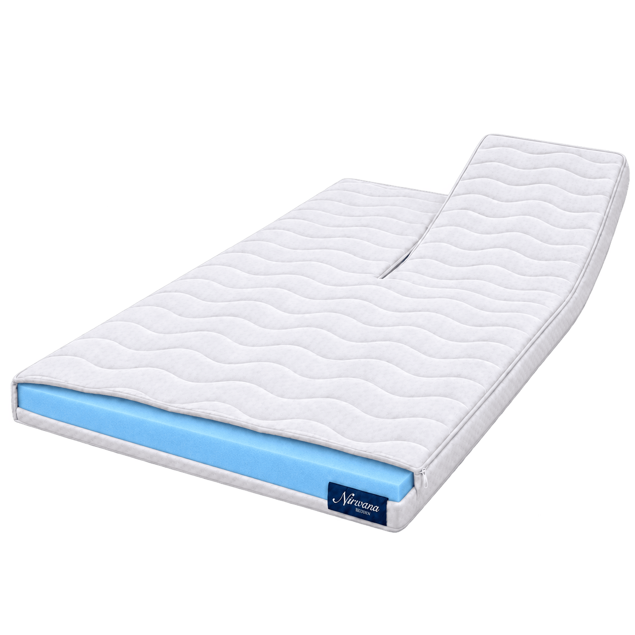 Nirwana splittopper 6 cm met zichtbare blauwe traagschuimkern, witte golvende hoes, Nirwana-label en één verhoogd hoofdeinde