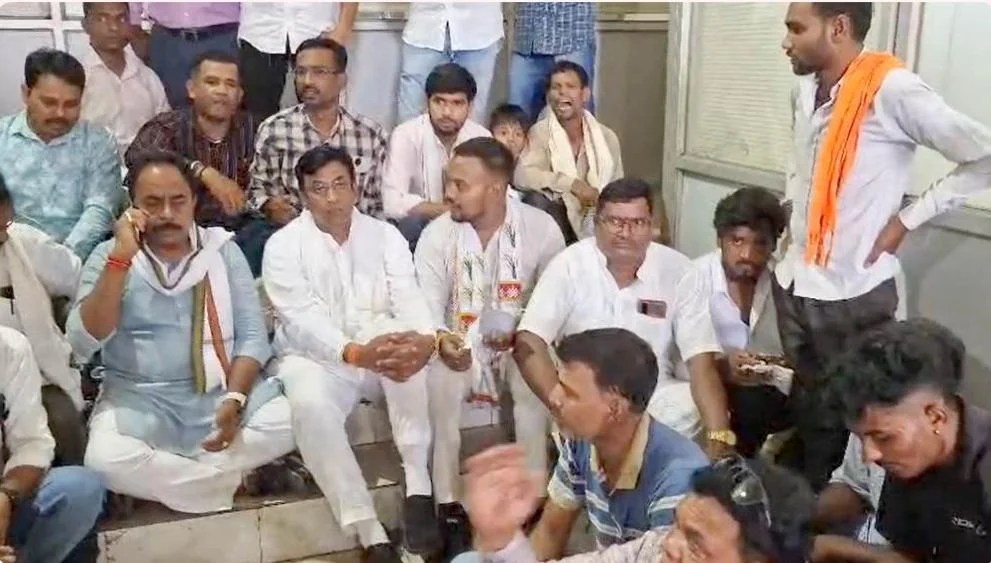 CG NEWS: पानी संकट पर रायपुर में हंगामा: कांग्रेस और स्थानीय लोगों ने किया जोन कार्यालय का घेराव