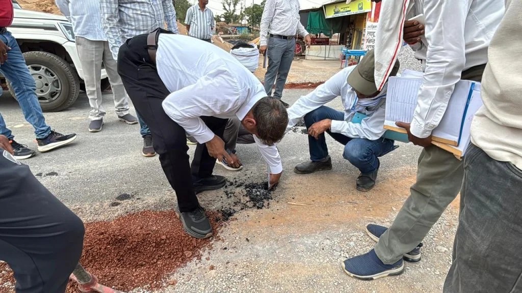 CG News: कवर्धा में सड़क निर्माण पर कलेक्टर का सख्त एक्शन ,खुदाई कर जांची गुणवत्ता, ठेकेदारों में हड़कंप