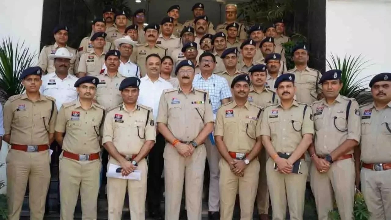 Chhattisgarh Police News : रायपुर पुलिस कमिश्नर ने थपथपाई जांबाजों की पीठ: उत्कृष्ट कार्य करने वाले 40 पुलिस अधिकारी-कर्मचारी सम्मानित