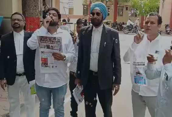 Jabalpur SP Protest: लखनऊ हादसे पर जबलपुर में सपा का अनोखा विरोध, गुब्बारे उड़ाकर सरकार की सुरक्षा व्यवस्था पर उठाए सवाल