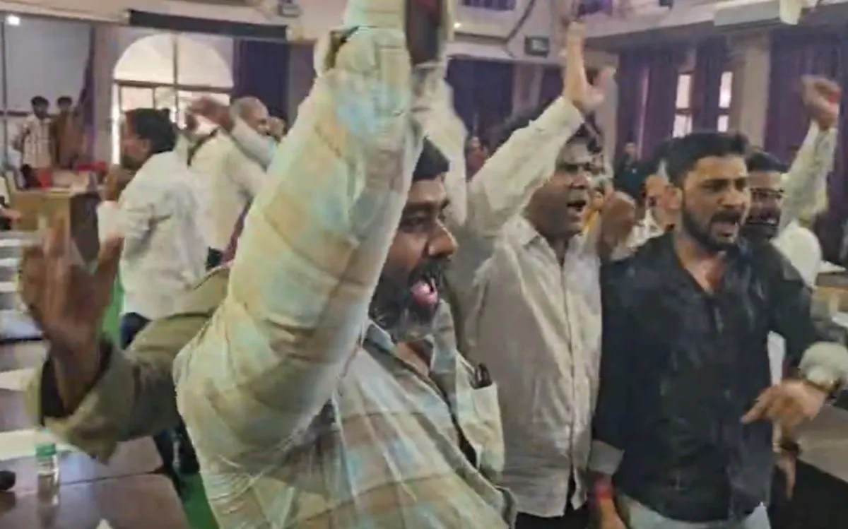 Morena News: नगर निगम की बैठक में जमकर हंगामा, ‘चंदा चोर-गद्दी छोड़’ के नारों से गूंजा हॉल